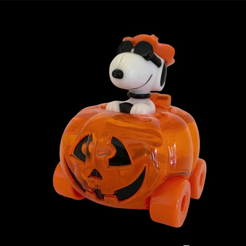 VTG Snoopy Joe Cool Driving Plastic Halloween Pumpkin Car / Candy Container